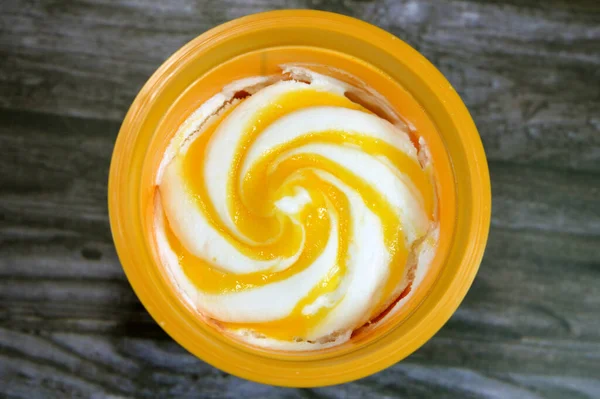 아이스크림 바닐라 소스와 배경에 소스와 아이스크림의 선택적인 — 스톡 사진