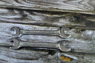 Açık uçlu sprinerler, çok yönlü, tek parçalı araçlar ev ve endüstri çevresindeki bağlayıcıların çoğunda kullanılabilir, kafaları U şeklinde bir profil oluşturan iki çeneye sahiptir