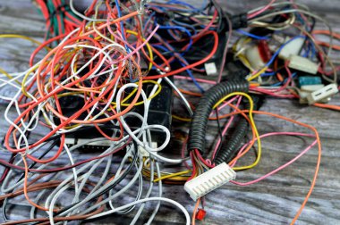 Eski tip bir araba alarmı. Hırsızlık önleyici sistem aygıtı ve kablolar. Aracın yüksek sesli ses yayarak çalınmasını engellemek amacıyla araca yerleştirilmiş elektronik bir cihaz.