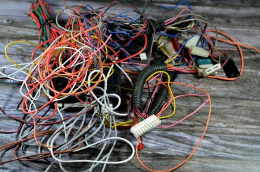 Eski tip bir araba alarmı. Hırsızlık önleyici sistem aygıtı ve kablolar. Aracın yüksek sesli ses yayarak çalınmasını engellemek amacıyla araca yerleştirilmiş elektronik bir cihaz.