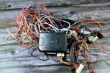 Kahire, Mısır, 11 Temmuz 2023: Foma araba alarmı hırsızlık önleyici cihaz ve kablolar, yüksek sesli ses yayarak hırsızlığı engellemek amacıyla araca yerleştirilen elektronik cihaz