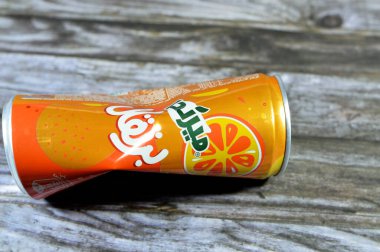 Kahire, Mısır, 11 Temmuz 2023: Ezilmiş, ezilmiş alüminyum teneke kutu Mirinda Orange, 1959 'da İspanya' da üretilen ve 1970 'ten beri PepsiCo tarafından küresel olarak dağıtılan bir içecek markası.