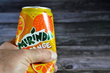 Kahire, Mısır, 11 Temmuz 2023: Ezilmiş, ezilmiş alüminyum teneke kutu Mirinda Orange, 1959 'da İspanya' da üretilen ve 1970 'ten beri PepsiCo tarafından küresel olarak dağıtılan bir içecek markası.