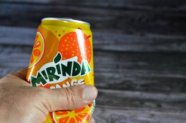 Kahire, Mısır, 11 Temmuz 2023: Ezilmiş, ezilmiş alüminyum teneke kutu Mirinda Orange, 1959 'da İspanya' da üretilen ve 1970 'ten beri PepsiCo tarafından küresel olarak dağıtılan bir içecek markası.