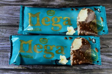Kahire, Mısır, 15 Temmuz 2023: Nestle Mega Vanilla bademli badem dondurma çubuğu kaplanmış ve fındıklı koyu çikolata ile kaplanmış, çikolata aromalı dondurma, kızarmış badem.