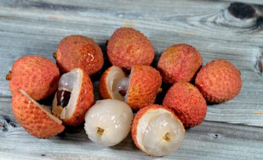 Lychee meyvesi, Litchi chinensis, monotipik bir takson ve Soapberry familyasının tek üyesi olan Sapindaceae, Güney Çin, Malezya ve Kuzey Vietnam 'a özgü bir tropikal ağaç.