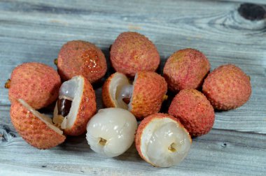 Lychee meyvesi, Litchi chinensis, monotipik bir takson ve Soapberry familyasının tek üyesi olan Sapindaceae, Güney Çin, Malezya ve Kuzey Vietnam 'a özgü bir tropikal ağaç.