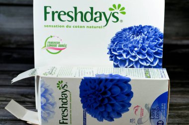 Kahire, Mısır, 15 Temmuz 2023: İlk günler Taze Günler Paketi, doğal pamuk hissi, bütün gün ferahlık, külot keten kadın pedleri, güzellik ve kişisel bakım, kadınlar için sağlık konsepti