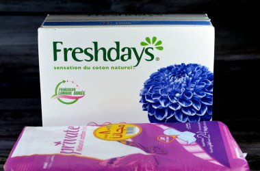 Kahire, Mısır, 15 Temmuz 2023: Özel ve Yeni Günler Taze Günler Paketi, doğal pamuk hissi, bütün gün ferah, külotlu çoraplar kadın pedleri, güzellik ve kişisel bakım, kadınlar için sağlık konsepti