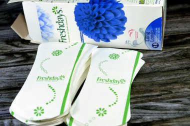 Kahire, Mısır, 15 Temmuz 2023: İlk günler Taze Günler Paketi, doğal pamuk hissi, bütün gün ferahlık, külot keten kadın pedleri, güzellik ve kişisel bakım, kadınlar için sağlık konsepti