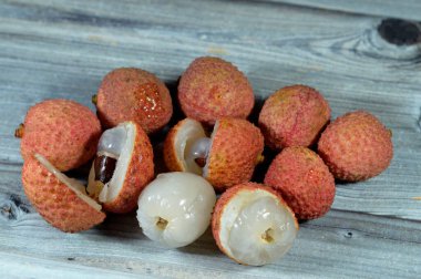Lychee meyvesi, Litchi chinensis, monotipik bir takson ve Soapberry familyasının tek üyesi olan Sapindaceae, Güney Çin, Malezya ve Kuzey Vietnam 'a özgü bir tropikal ağaç.