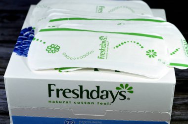 Kahire, Mısır, 15 Temmuz 2023: İlk günler Taze Günler Paketi, doğal pamuk hissi, bütün gün ferahlık, külot keten kadın pedleri, güzellik ve kişisel bakım, kadınlar için sağlık konsepti