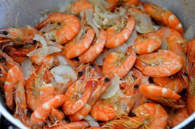 Kimyon, limon ve soğanlı pişmiş karides yığını, kabuklu deniz hayvanı (bir tür kabuklu deniz hayvanı) ve öncelikle yer değiştirme, Caridea veya decapod Order 'ın Dendrobranchiata' sı olan yüzme modu.