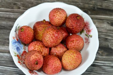 Lychee meyvesi, Litchi chinensis, monotipik bir takson ve Soapberry familyasının tek üyesi olan Sapindaceae, Güney Çin, Malezya ve Kuzey Vietnam 'a özgü bir tropikal ağaç.