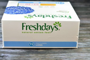 Kahire, Mısır, 15 Temmuz 2023: İlk günler Taze Günler Paketi, doğal pamuk hissi, bütün gün ferahlık, külot keten kadın pedleri, güzellik ve kişisel bakım, kadınlar için sağlık konsepti