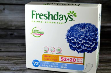 Kahire, Mısır, 15 Temmuz 2023: İlk günler Taze Günler Paketi, doğal pamuk hissi, bütün gün ferahlık, külot keten kadın pedleri, güzellik ve kişisel bakım, kadınlar için sağlık konsepti