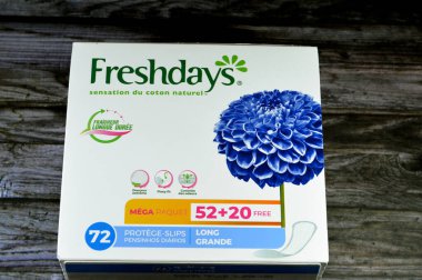 Kahire, Mısır, 15 Temmuz 2023: İlk günler Taze Günler Paketi, doğal pamuk hissi, bütün gün ferahlık, külot keten kadın pedleri, güzellik ve kişisel bakım, kadınlar için sağlık konsepti