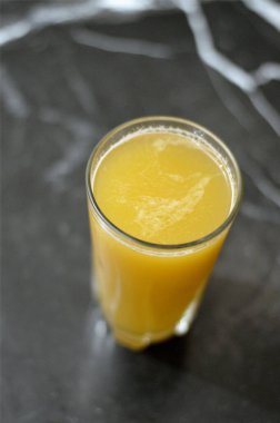 Şeker kamışı suyu, bastırılmış şeker kamışından elde edilen sıvı. Hindistan, Kuzey Afrika, Latin Amerika, Güneydoğu Asya 'da öğütülmüş şeker kamışlarıyla elde edilen bir içecek olarak tüketiliyor.