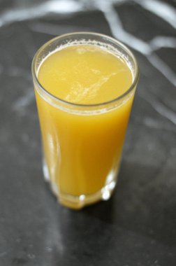 Şeker kamışı suyu, bastırılmış şeker kamışından elde edilen sıvı. Hindistan, Kuzey Afrika, Latin Amerika, Güneydoğu Asya 'da öğütülmüş şeker kamışlarıyla elde edilen bir içecek olarak tüketiliyor.