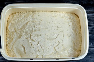 Geleneksel sade tahin halva veya Halawa Tahiniya, bu karışımın ana bileşenleri susam yağı veya yapıştırıcıdır (tahini) ve şeker, glikoz veya bal, temel tahini ve şeker bazlıdır.