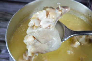 Arap Mısır mutfağı, geleneksel kolajen ve jelatin çorbası ile kawareh paçaları, pişmiş inek ayakları, paça kemiği güveci, kas ve bağışıklık için iyi, jelatinli Kawaree yemeği