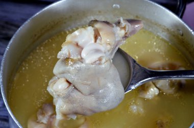 Arap Mısır mutfağı, geleneksel kolajen ve jelatin çorbası ile kawareh paçaları, pişmiş inek ayakları, paça kemiği güveci, kas ve bağışıklık için iyi, jelatinli Kawaree yemeği