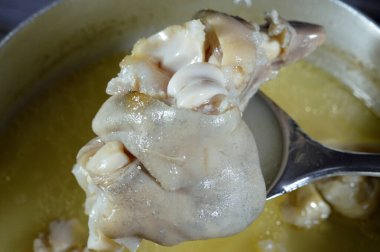 Arap Mısır mutfağı, geleneksel kolajen ve jelatin çorbası ile kawareh paçaları, pişmiş inek ayakları, paça kemiği güveci, kas ve bağışıklık için iyi, jelatinli Kawaree yemeği