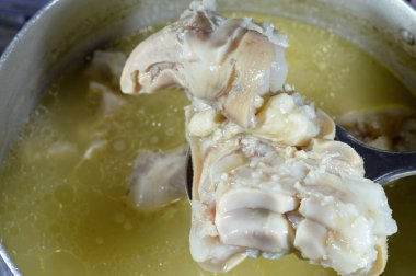 Arap Mısır mutfağı, geleneksel kolajen ve jelatin çorbası ile kawareh paçaları, pişmiş inek ayakları, paça kemiği güveci, kas ve bağışıklık için iyi, jelatinli Kawaree yemeği