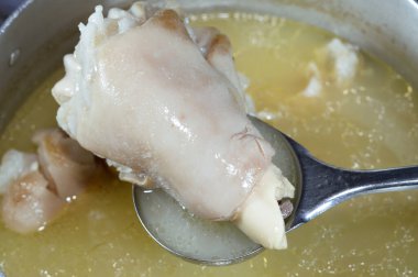 Arap Mısır mutfağı, geleneksel kolajen ve jelatin çorbası ile kawareh paçaları, pişmiş inek ayakları, paça kemiği güveci, kas ve bağışıklık için iyi, jelatinli Kawaree yemeği