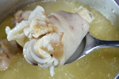 Arap Mısır mutfağı, geleneksel kolajen ve jelatin çorbası ile kawareh paçaları, pişmiş inek ayakları, paça kemiği güveci, kas ve bağışıklık için iyi, jelatinli Kawaree yemeği