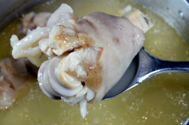 Arap Mısır mutfağı, geleneksel kolajen ve jelatin çorbası ile kawareh paçaları, pişmiş inek ayakları, paça kemiği güveci, kas ve bağışıklık için iyi, jelatinli Kawaree yemeği