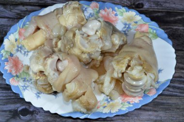 Arap Mısır mutfağı, geleneksel kolajen ve jelatin çorbası ile kawareh paçaları, pişmiş inek ayakları, paça kemiği güveci, kas ve bağışıklık için iyi, jelatinli Kawaree yemeği