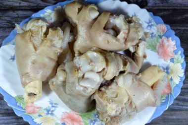 Arap Mısır mutfağı, geleneksel kolajen ve jelatin çorbası ile kawareh paçaları, pişmiş inek ayakları, paça kemiği güveci, kas ve bağışıklık için iyi, jelatinli Kawaree yemeği