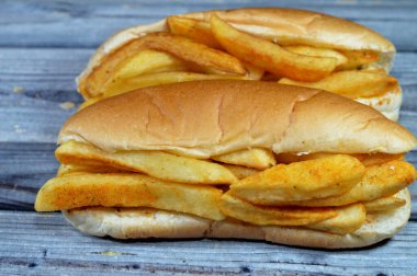 Patates kızartması, Texas baharatlı sandviçi, patates kızartması, patates cipsi ve kızgın yağda kızartılmış parmaklar, ıvır zıvır yiyecek konsepti, fast food.