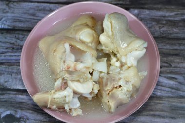 Arap Mısır mutfağı, geleneksel kolajen ve jelatin çorbası ile kawareh paçaları, pişmiş inek ayakları, paça kemiği güveci, kas ve bağışıklık için iyi, jelatinli Kawaree yemeği