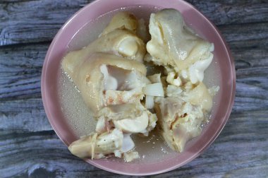 Arap Mısır mutfağı, geleneksel kolajen ve jelatin çorbası ile kawareh paçaları, pişmiş inek ayakları, paça kemiği güveci, kas ve bağışıklık için iyi, jelatinli Kawaree yemeği