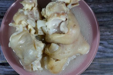 Arap Mısır mutfağı, geleneksel kolajen ve jelatin çorbası ile kawareh paçaları, pişmiş inek ayakları, paça kemiği güveci, kas ve bağışıklık için iyi, jelatinli Kawaree yemeği