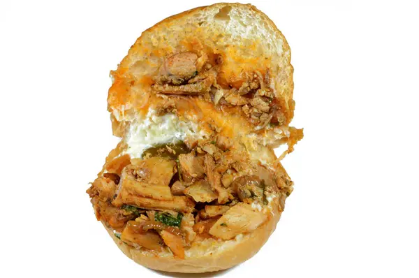 鸡肉沙瓦玛三明治包在一个面包里 这是一种起源于奥斯曼帝国的中东流行菜式 鸡肉切成薄片 慢慢用香料和辣椒和五颜六色的钟椒烤着 — 图库照片