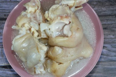 Arap Mısır mutfağı, geleneksel kolajen ve jelatin çorbası ile kawareh paçaları, pişmiş inek ayakları, paça kemiği güveci, kas ve bağışıklık için iyi, jelatinli Kawaree yemeği