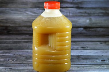 Şeker kamışı suyu, bastırılmış şeker kamışından elde edilen sıvı. Hindistan, Kuzey Afrika, Latin Amerika, Güneydoğu Asya 'da öğütülmüş şeker kamışlarıyla elde edilen bir içecek olarak tüketiliyor.