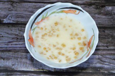 Ashure, Ashura ya da Nuh 'un pudingi, tatlı gibi bir lapa, buğday taneleri, süt, kuru üzüm, parçalanmış hindistan cevizi ve fındıktan yapılmış Doğu Akdeniz kaynaklı tatlı bir puding, seçici odak noktası