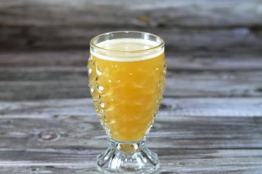 Şeker kamışı suyu, bastırılmış şeker kamışından elde edilen sıvı. Hindistan, Kuzey Afrika, Latin Amerika, Güneydoğu Asya 'da öğütülmüş şeker kamışlarıyla elde edilen bir içecek olarak tüketiliyor.