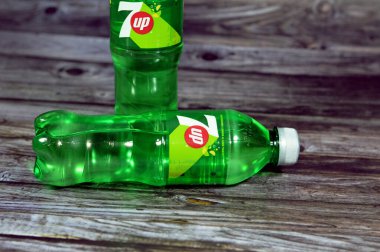 Giza, Mısır, 21 Temmuz 2023: 7 Up, 7Up, Seven Up, bir Amerikan markası olan kafeinsiz limon aromalı alkolsüz içecek, marka ve formül Keurig Dr Pepper 'a aittir ve PepsiCo tarafından dağıtılır.