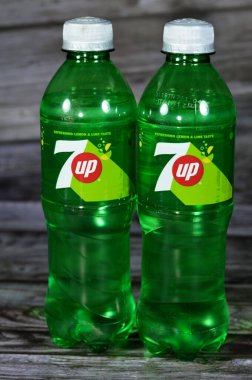 Giza, Mısır, 21 Temmuz 2023: 7 Up, 7Up, Seven Up, bir Amerikan markası olan kafeinsiz limon aromalı alkolsüz içecek, marka ve formül Keurig Dr Pepper 'a aittir ve PepsiCo tarafından dağıtılır.