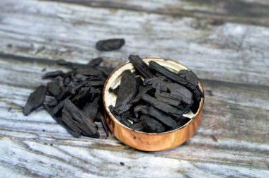 Suudi Oud tütsüsü, yandığında güzel kokulu duman çıkaran aromatik bir biyotik madde. Bu terim bitkisel malzemeler ve gerekli yağlardan oluşan malzeme ya da aroma için kullanılır.