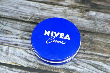 Giza, Mısır, 21 Temmuz 2023: Nivea creme blue, NIVEA, Hamburg merkezli Beiersdorf Global AG şirketinin sahibi olduğu, cilt ve vücut bakımı alanında uzmanlaşmış bir Alman markasıdır.