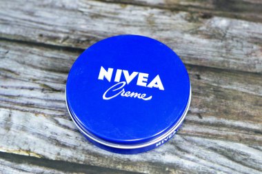 Giza, Mısır, 21 Temmuz 2023: Nivea creme blue, NIVEA, Hamburg merkezli Beiersdorf Global AG şirketinin sahibi olduğu, cilt ve vücut bakımı alanında uzmanlaşmış bir Alman markasıdır.