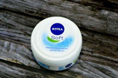 Giza, Mısır, 21 Temmuz 2023: Nivea ferahlatıcı yumuşak krem, NIVEA, Hamburg merkezli Beiersdorf Global AG şirketinin sahibi olduğu, cilt ve vücut bakımında uzmanlaşmış bir Alman kişisel bakım markasıdır.