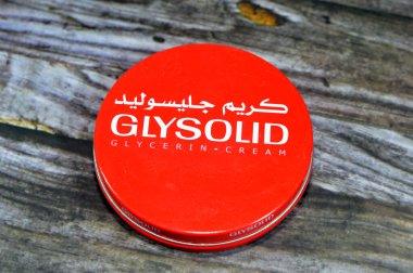 Giza, Mısır, 21 Temmuz 2023: Glysolid Cilt Kremi, Gliserin ve Allantoin 'in bir cilt yumuşatıcısı olan el, ayak ve vücut üzerindeki kuru cildin yumuşatılmasına ve yumuşatılmasına yardımcı olan gelişmiş bir Avrupa formülü.