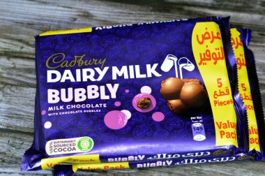 Giza, Mısır, 21 Temmuz 2023: Cadbury süt köpüklü sütlü çikolata, Cadbury, Cadbury 's, Cadbury Schweppes, Mondelez tarafından kurulan çok uluslu İngiliz şekerleme şirketidir.